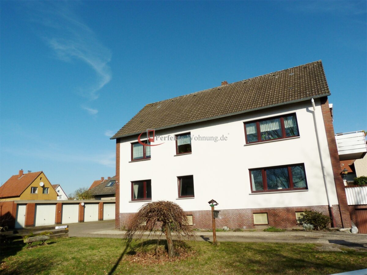 Solides Zweifamilienhaus mit Garagenhof auf Eigentumsgrundstück