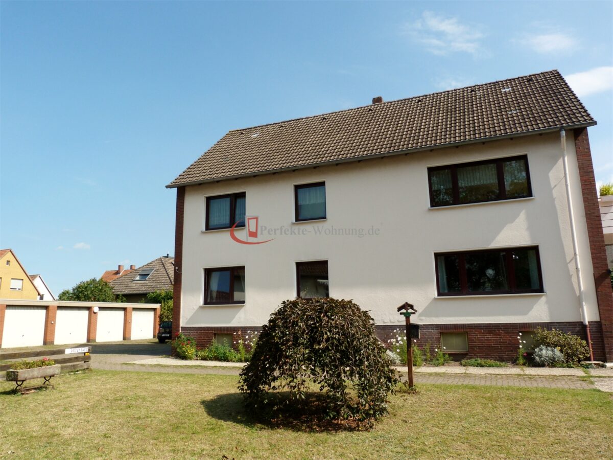 Solides Zweifamilienhaus mit Garagenhof auf Eigentumsgrundstück